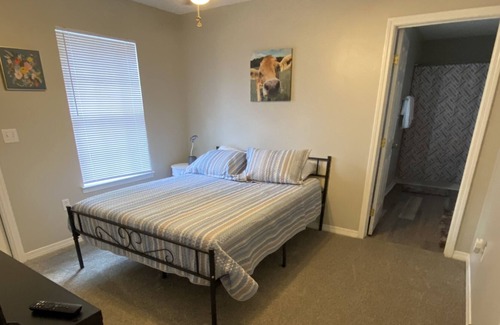 Baker House | 3 Bed/ 2 Bath/ 1 CG Updated Townhome