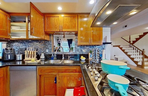 Harbor Gateway North House | 3 Bed/2 Bath-Dogs OK-Pool-15 min to Hermosa Beach & DTLA.