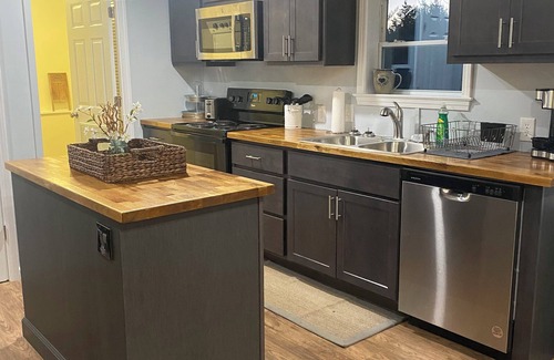 Union House | 3 Bed, 2 Bath Full Home - Dog Friendly, Purina, Six Flags
