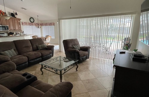 Spring Hill House | 3 Bed ~ 2 Bath~ Pool ~ Wifi ~ Pets Welcome ~Optional Heated Pool ~SS Barbecue