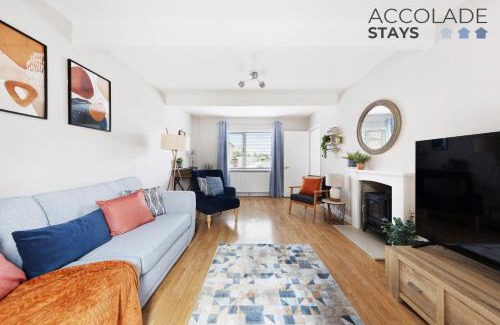 Basingstoke House | 3 bed, 2 Bath, Sleeps 6, with Free Parking & WiFi, ideal for contractors and families