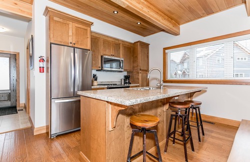 Muskoka Lakes Villa | 3 + bed 2 bath Villa on Lake Muskoka