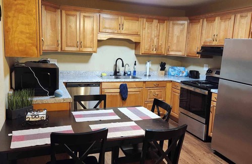 Poplar Bluff House | 3 bed 2 bath; walk-in shower; pet friendly;