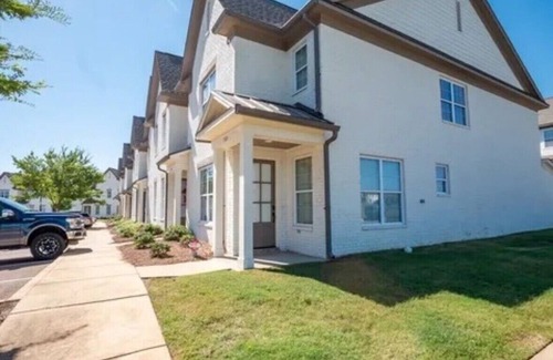 Oxford Condo | 3 bed/3.5 bath end unit Condo in Oxford. 2 miles from the Square and Campus.