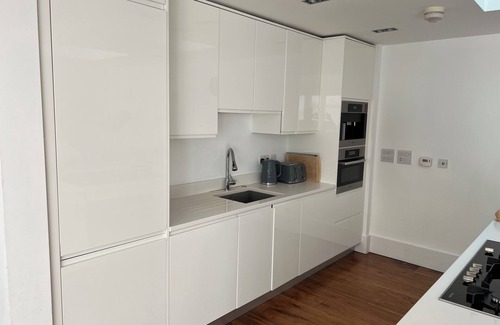 Sands End House | 3 Bed 3.5 Bath Mews House with Private Garden, BBQ, Luxury Amenities, King Beds