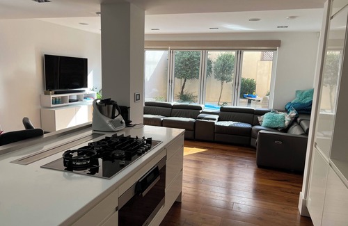 Sands End House | 3 Bed 3.5 Bath Mews House with Private Garden, BBQ, Luxury Amenities, King Beds