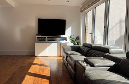 Sands End House | 3 Bed 3.5 Bath Mews House with Private Garden, BBQ, Luxury Amenities, King Beds