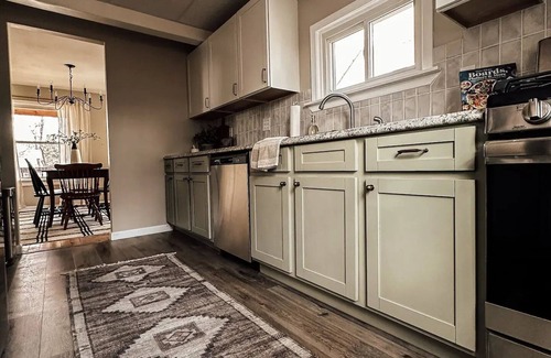 North Syracuse House | 3 Bed/3 Bath 1F/2H Cozy Village Bungalow - Centrally Located, Renovated Home