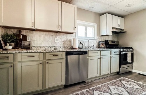 North Syracuse House | 3 Bed/3 Bath 1F/2H Cozy Village Bungalow - Centrally Located, Renovated Home