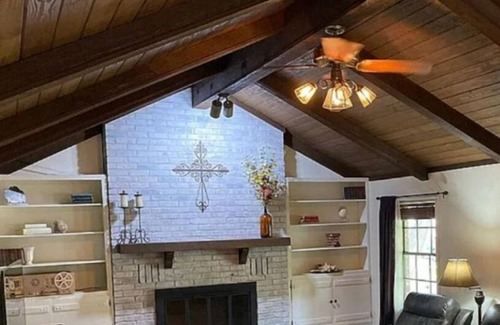 Cameron House | 3 bed 3 bath in nice quiet neighborhood