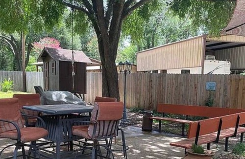 Cameron House | 3 bed 3 bath in nice quiet neighborhood