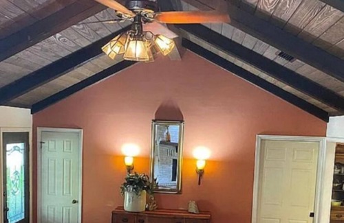 Cameron House | 3 bed 3 bath in nice quiet neighborhood
