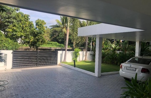 Thiruvananthapuram House | 3 bed 3 bath, 2 kitchen, executive villa in Kowdiar, Trivandrum, Keralan