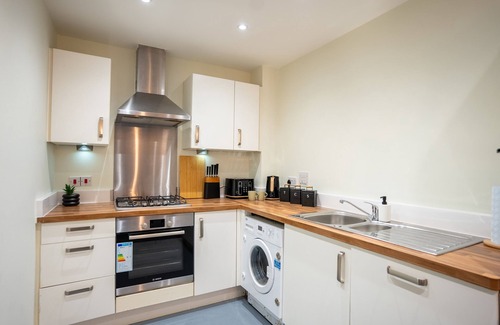 Merstham House | 3 Bed | 3 Bath | Relocation | Trades | Long Stays