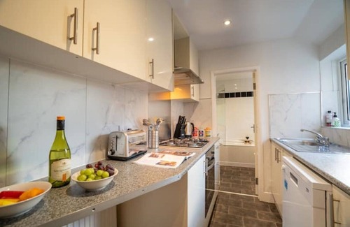 Church Gresley House | 3 bed, 3 bath town house with Wi-fi and parking
