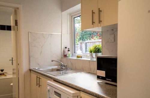 Church Gresley House | 3 bed, 3 bath town house with Wi-fi and parking