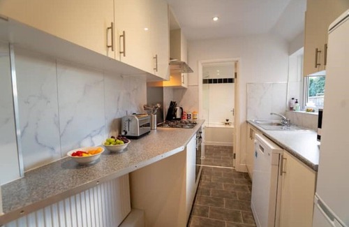 Church Gresley House | 3 bed, 3 bath town house with Wi-fi and parking