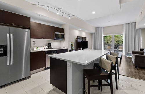 Ludlam Condo | 3 Bed/4 Bath TONS of Space, Pool, Dining, Bar, Spa