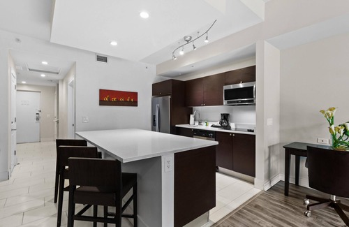 Ludlam Condo | 3 Bed/4 Bath TONS of Space, Pool, Dining, Bar, Spa