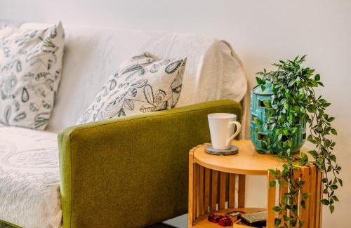 North Melbourne Apartment | 3 bed Apt near hospital, Uni & CBD - free parking!