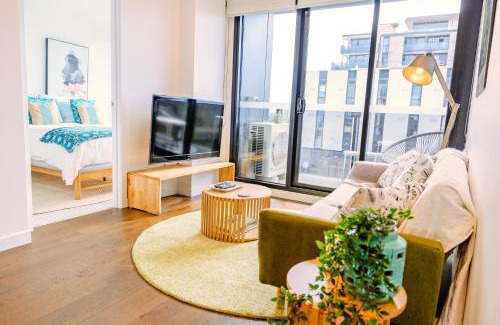 North Melbourne Apartment | 3 bed Apt near hospital, Uni & CBD - free parking!