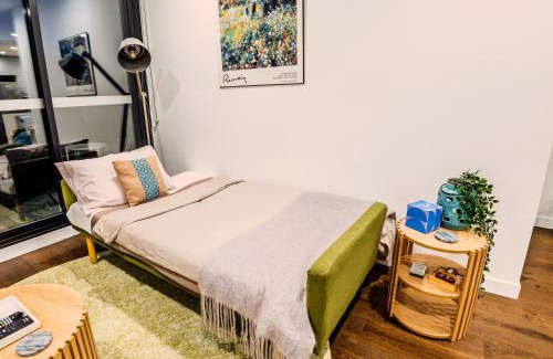 North Melbourne Apartment | 3 bed Apt near hospital, Uni & CBD - free parking!