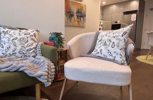 North Melbourne Apartment | 3 bed Apt near hospital, Uni & CBD - free parking!