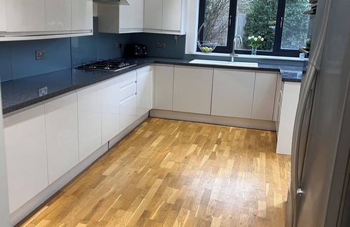 Banstead House | 3 bed bungalow, open plan kitchen/diner, pet friendly with garden and hot tub.
