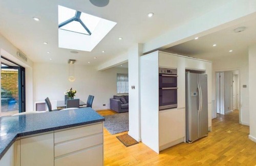Banstead House | 3 bed bungalow, open plan kitchen/diner, pet friendly with garden and hot tub.