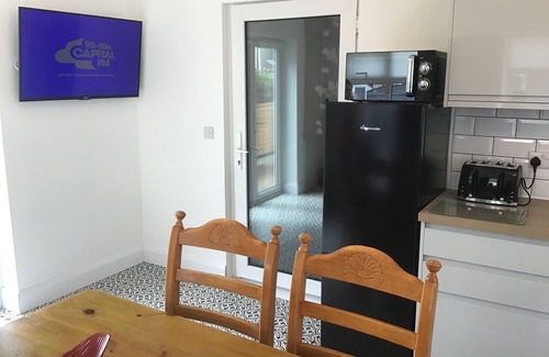 Penrhyn Bay House | 3 bed Bungalow Penrhyn Bay nr Beach Llandudno dog friendly with drive for 2 cars