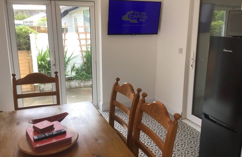 Penrhyn Bay House | 3 bed Bungalow Penrhyn Bay nr Beach Llandudno dog friendly with drive for 2 cars