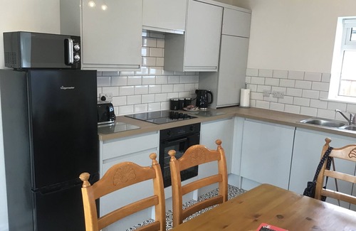 Penrhyn Bay House | 3 bed Bungalow Penrhyn Bay nr Beach Llandudno dog friendly with drive for 2 cars