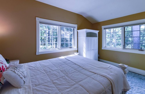 Muskoka Lakes Cottage | 3 bed + loft 3 bath cottage on Lake Rosseau! Hot Tub! BBQ!