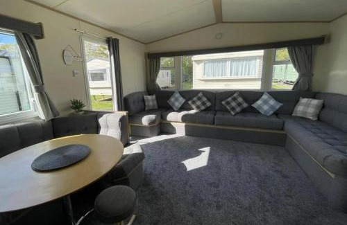 Clacton-on-Sea House | 3 Bed Caravan Sleeps 8 - Parking Bbq Pool