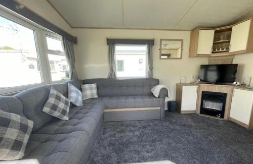 Clacton-on-Sea House | 3 Bed Caravan Sleeps 8 - Parking Bbq Pool