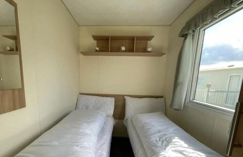 Clacton-on-Sea House | 3 Bed Caravan Sleeps 8 - Parking Bbq Pool