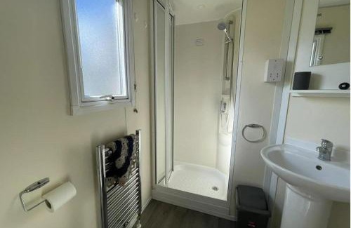 Clacton-on-Sea House | 3 Bed Caravan Sleeps 8 - Parking Bbq Pool