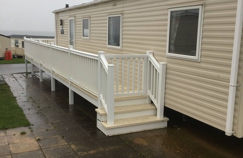 Crimdon House | 3 Bed Caravan-Sleeps 6-Pool-Garden-Parking-Hot Tub