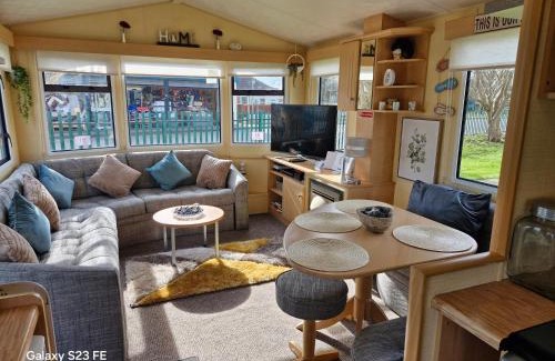 Chapel Saint Leonards Ski Chalet | 3-Bed Caravan - Sleeps 8 - Pool Onsite - PetsOK