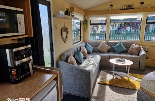 Chapel Saint Leonards Ski Chalet | 3-Bed Caravan - Sleeps 8 - Pool Onsite - PetsOK