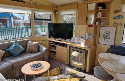 Chapel Saint Leonards Ski Chalet | 3-Bed Caravan - Sleeps 8 - Pool Onsite - PetsOK