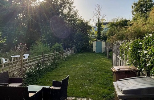 Chelmsford Apartment | 3-bed Chelmsford apt w/garden