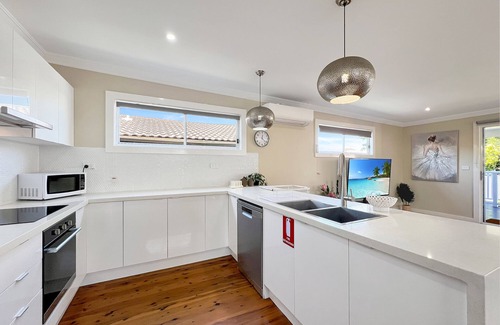 Belmont South House | 3-Bed Coastal Haven with Alfresco Dining & BBQ