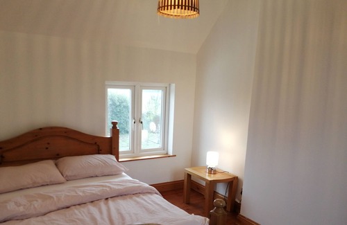 Carshalton South and Clockhouse Cottage | 3-Bed Cottage in Quiet & Green Wallington