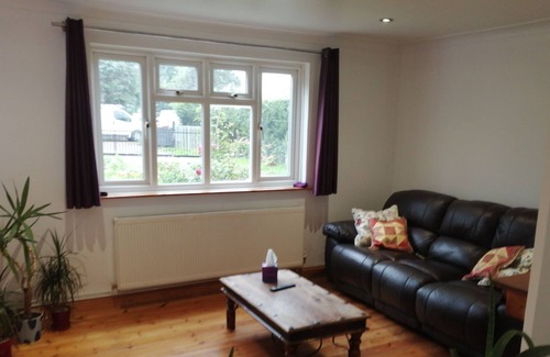 Carshalton South and Clockhouse Cottage | 3-Bed Cottage in Quiet & Green Wallington