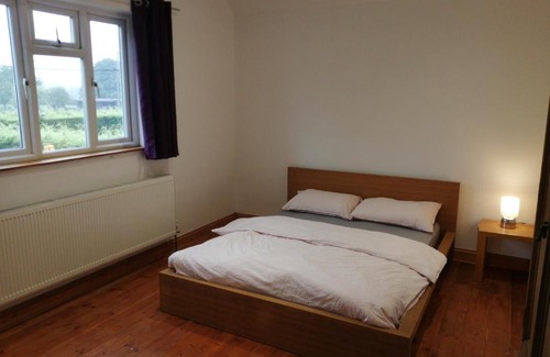 Carshalton South and Clockhouse House | 3-Bed Cottage in Quiet & Green Wallington