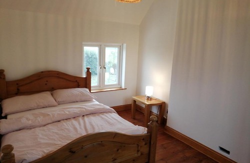 Carshalton South and Clockhouse House | 3-Bed Cottage in Quiet & Green Wallington