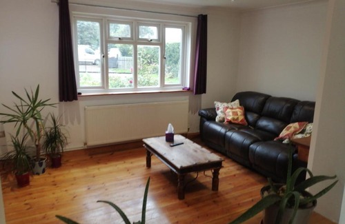 Carshalton South and Clockhouse House | 3-Bed Cottage in Quiet & Green Wallington
