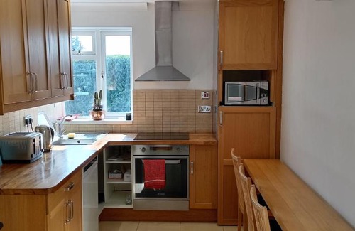 Carshalton South and Clockhouse House | 3-Bed Cottage in Quiet & Green Wallington