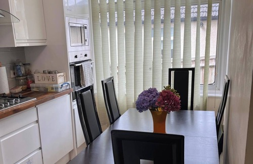 Cray Valley East Cottage | 3 Bed Cottage Retreat - Private Garden & Parking